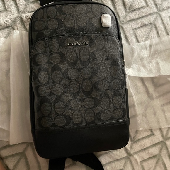 Signature coated canvas and smooth calf leather
Ad strap for crossbody wear - Picture 4 of 5